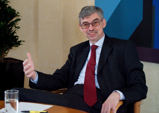 Kemény fába vágta fejszéjét az új Raiffeisen-vezér