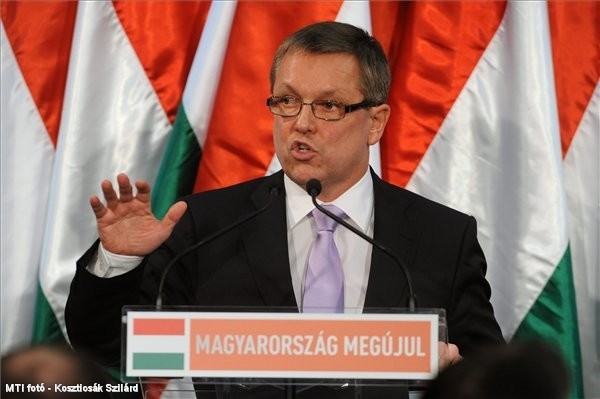 Matolcsy György bemutatta a csomagot: marad a bankadó