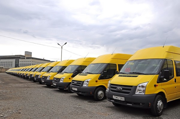 Szentendrei sikersztori: 3000 Ford Transittal újul meg a grúz főváros tömegközlekedése