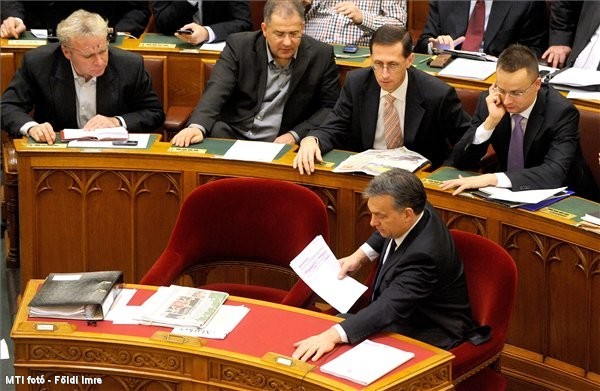 Fiktív bevételeket szórt szét a Parlament (4.)