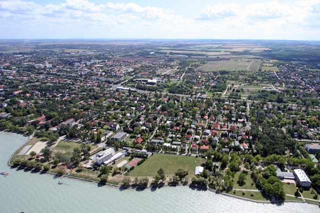 Kiöregedés sújtja a balatoni ingatlanokat - Padlón az árak
