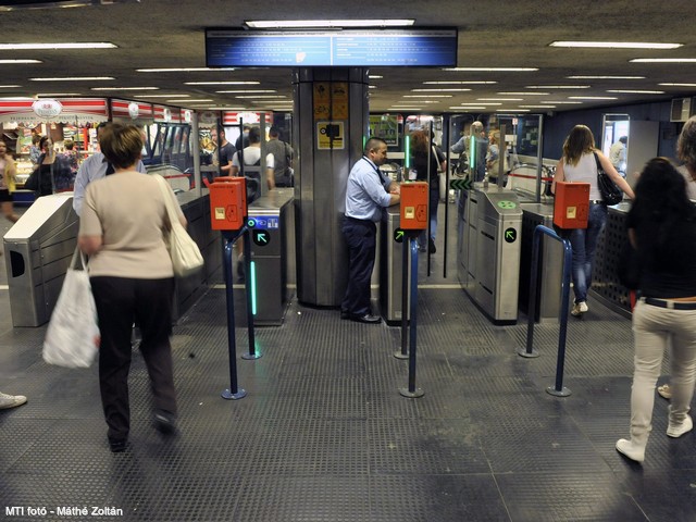 Itt vannak az első fotók a metróbeléptetőről és az útdíj-kapuról