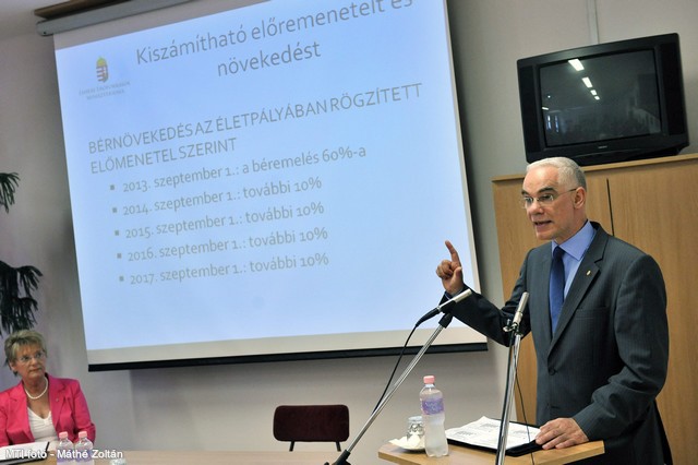 Újabb részletek: így emelik a pedagógusok bérét!
