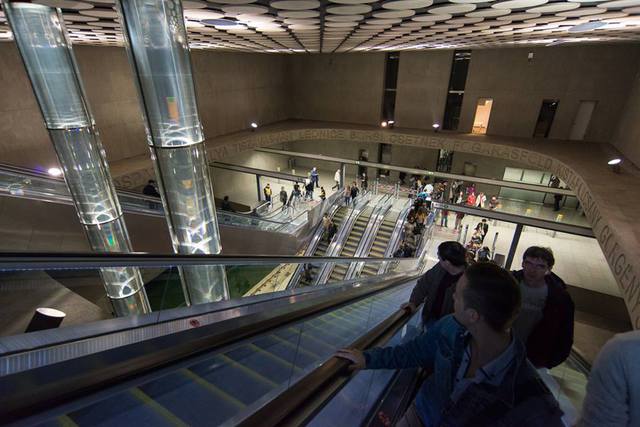 Ingyenes vagy kötelező legyen a 4-es metró használata?