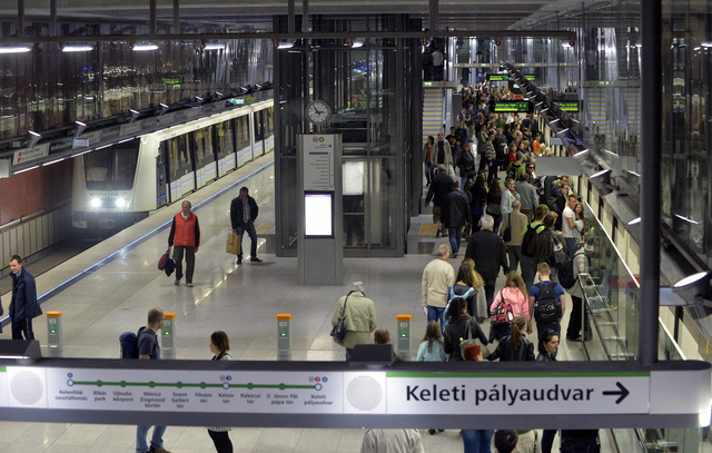 Ingyenes vagy kötelező legyen a 4-es metró használata?