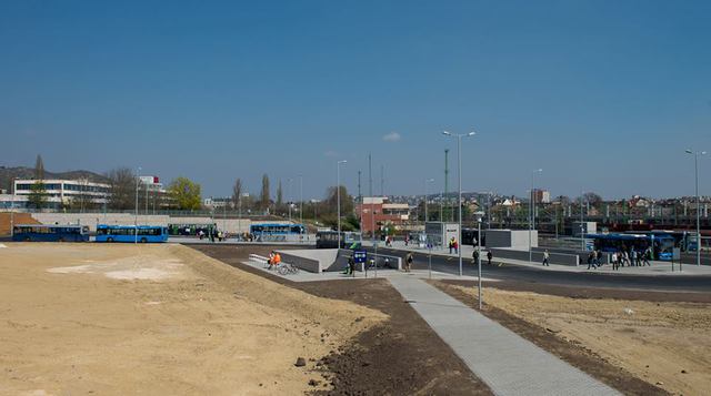 Ingyenes vagy kötelező legyen a 4-es metró használata?