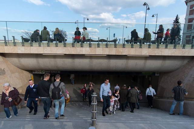 Ingyenes vagy kötelező legyen a 4-es metró használata?