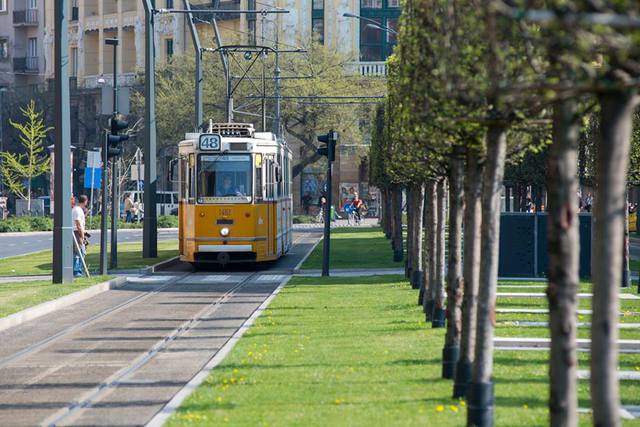 Ingyenes vagy kötelező legyen a 4-es metró használata?