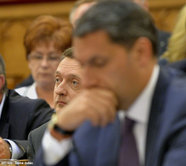 Rogán: kedvezőbb árfolyamon válthatják át a devizahiteleket! (3.)
