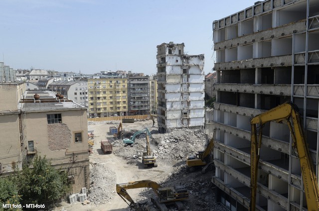 Átmenetileg parkoló lehet a minisztérium helyén