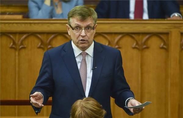 Matolcsy egy szót ismételgetett ma a parlamentben