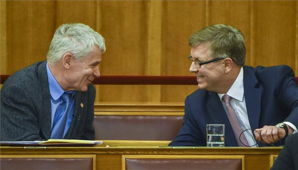 Matolcsy egy szót ismételgetett ma a parlamentben