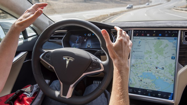 Halálos balesetet okozott egy Tesla robotpilótája