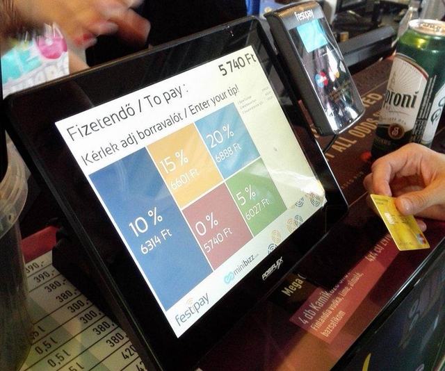 Új funkcióval bővült a fesztiválos fizetés