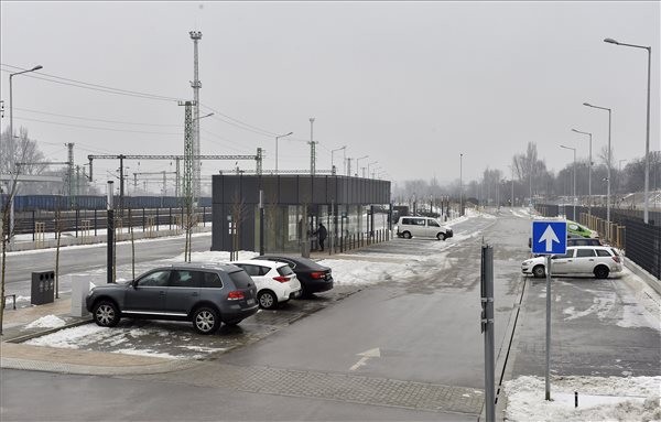 Ötszáz férőhelyes P+R parkolót adtak át Budapesten
