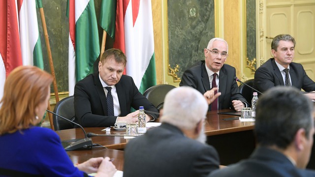 Előrehozzák az egészségügyi szakdolgozók novemberi béremelését