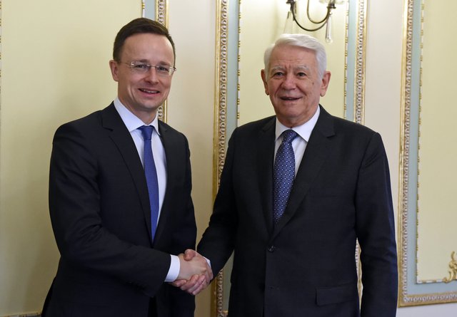Máshogy emlékeznek a románok Szijjártó bukaresti útjára
