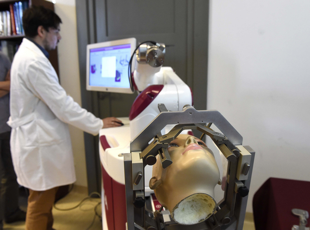 Először végeztek agyműtétet robot segítségével Magyarországon