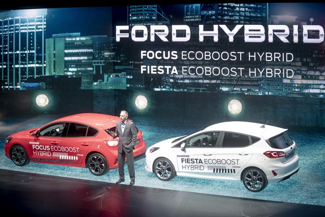 A Ford hibrid modellekkel árasztja el Európát - Bemutatták a vadonatúj Kugát is