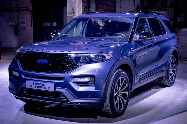 A Ford hibrid modellekkel árasztja el Európát - Bemutatták a vadonatúj Kugát is