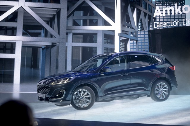 A Ford hibrid modellekkel árasztja el Európát - Bemutatták a vadonatúj Kugát is