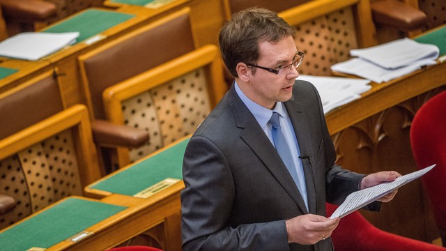 Retteghetnek a csalók: hozzányúl a kormány az egyik csodafegyveréhez