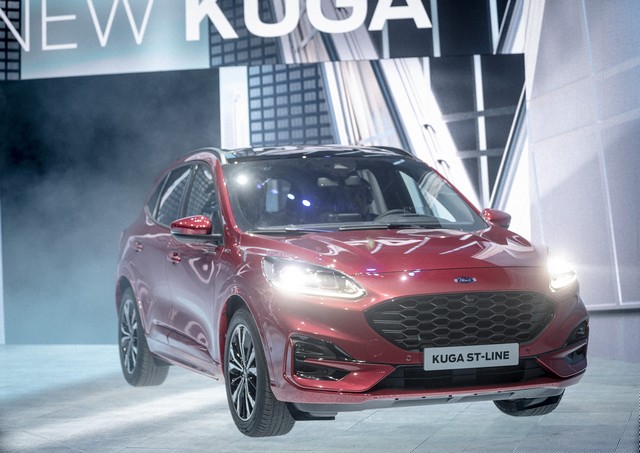 A Ford hibrid modellekkel árasztja el Európát - Bemutatták a vadonatúj Kugát is
