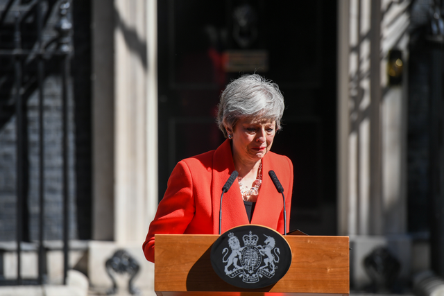 Itt a bejelentés: lemond Theresa May