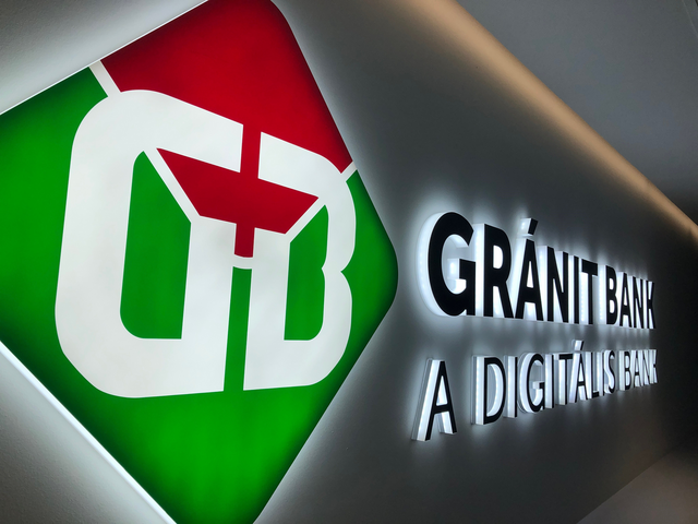 Itt az online igényelhető babaváró hitel
