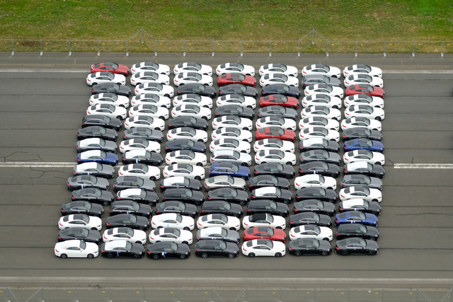 Döbbenetes képek, több ezer Mercedes porosodik egy német repülőtéren - De miért?
