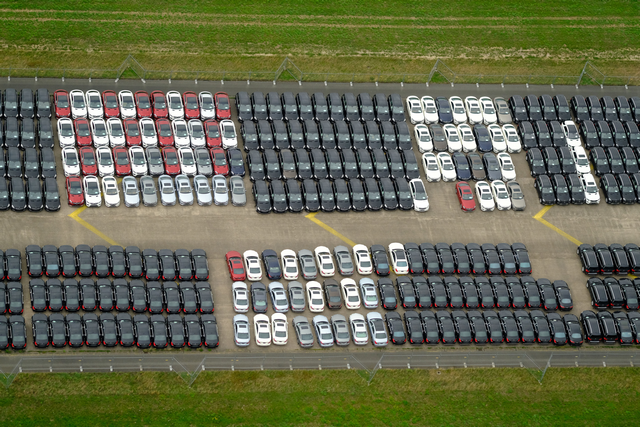 Döbbenetes képek, több ezer Mercedes porosodik egy német repülőtéren - De miért?