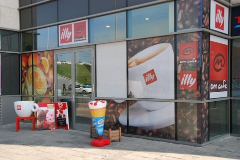 Kávézzon féláron! - Megnyílt az Om Cafe & illy Shop