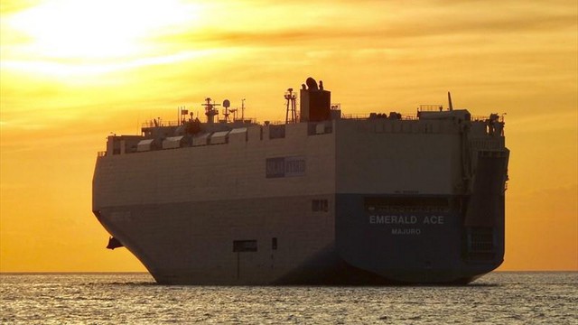 Őrült versenyfutás: Teslákkal megrakott konténer hajók robognak teljes sebességgel Kína felé