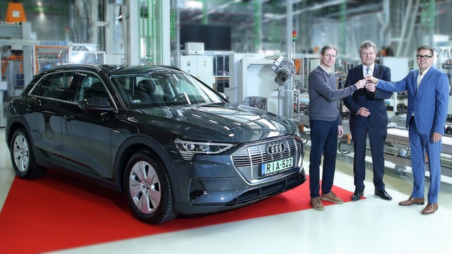 Átadták az első elektromos Audi e-tront Magyarországon
