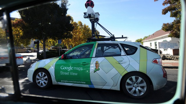 Az árokban kötött ki a Google Street View magyarországi autója