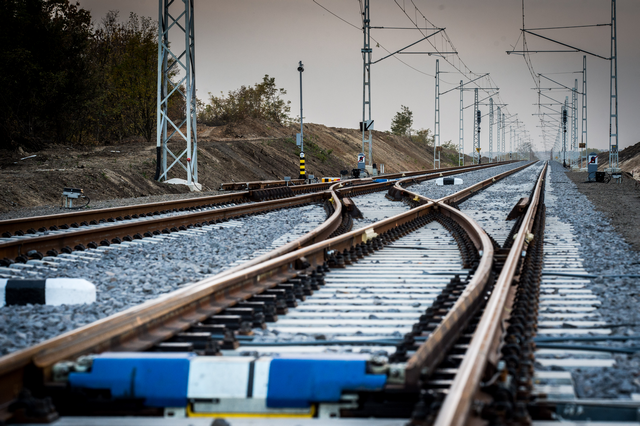 Tízmilliárdos EU-pénzből növelik két fontos magyar vasútvonal biztonságát