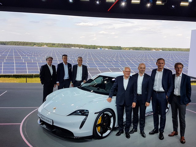 Itt a Porsche új elektromos sportautója - Tényleg lenyomja a Teslát?