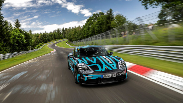Itt a Porsche új elektromos sportautója - Tényleg lenyomja a Teslát?